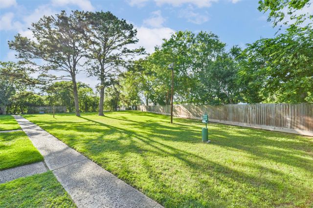 5634 Birchmont Drive 22, Houston, TX 77091