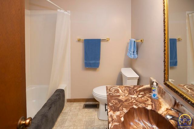 3330 SE Placid CT, Topeka, KS 66605