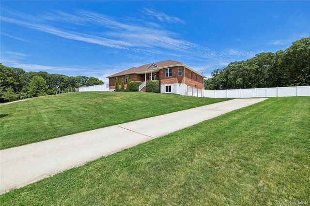 52 Mastro Road, Calverton, NY 11933