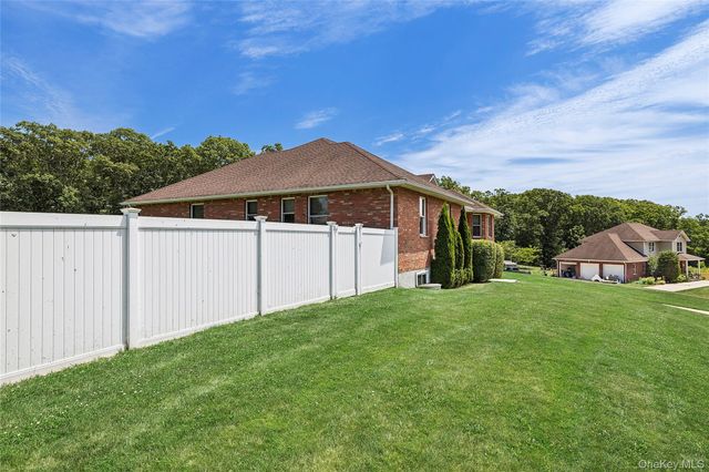52 Mastro Road, Calverton, NY 11933