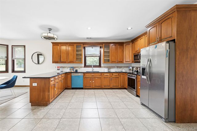 52 Mastro Road, Calverton, NY 11933
