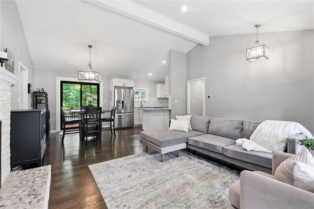 8025 Maple Street, Prairie Village, KS 66208