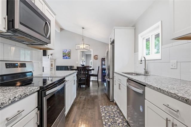 8025 Maple Street, Prairie Village, KS 66208