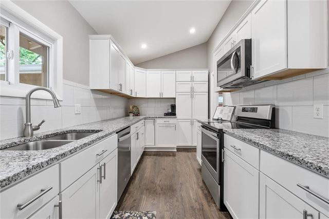 8025 Maple Street, Prairie Village, KS 66208
