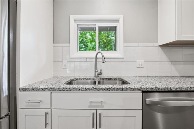 8025 Maple Street, Prairie Village, KS 66208