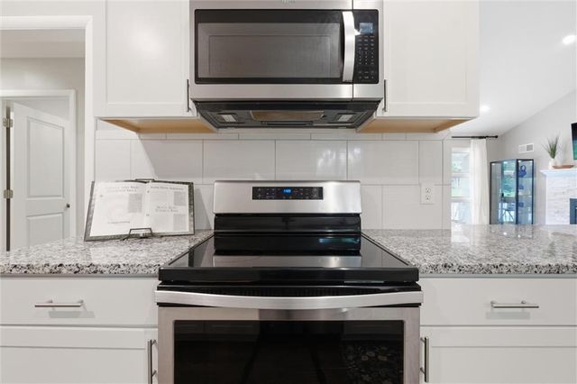8025 Maple Street, Prairie Village, KS 66208