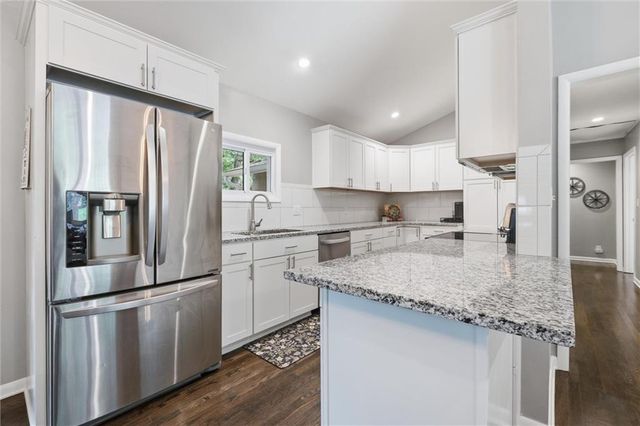 8025 Maple Street, Prairie Village, KS 66208