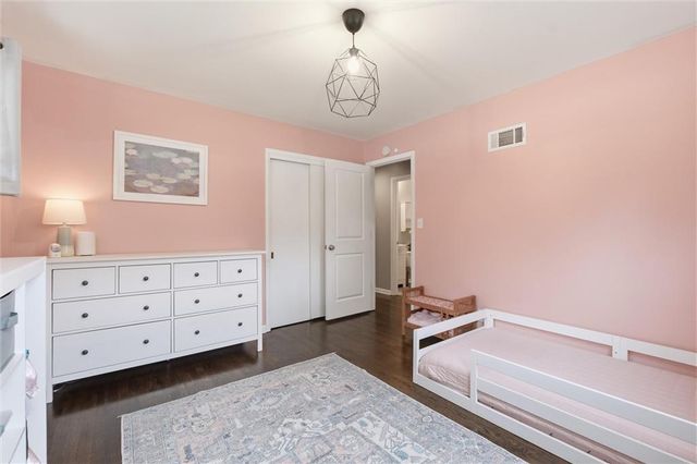 8025 Maple Street, Prairie Village, KS 66208