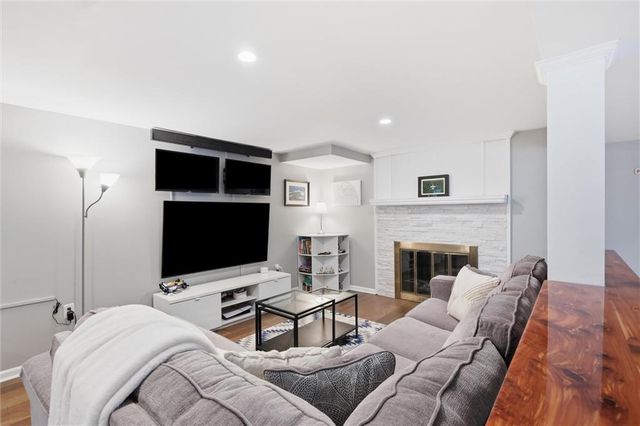 8025 Maple Street, Prairie Village, KS 66208