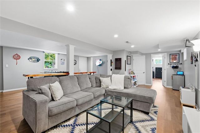 8025 Maple Street, Prairie Village, KS 66208
