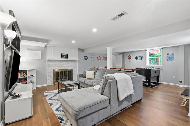 8025 Maple Street, Prairie Village, KS 66208