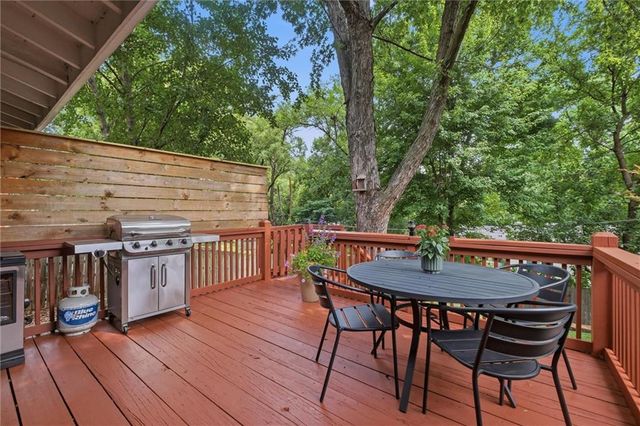 8025 Maple Street, Prairie Village, KS 66208