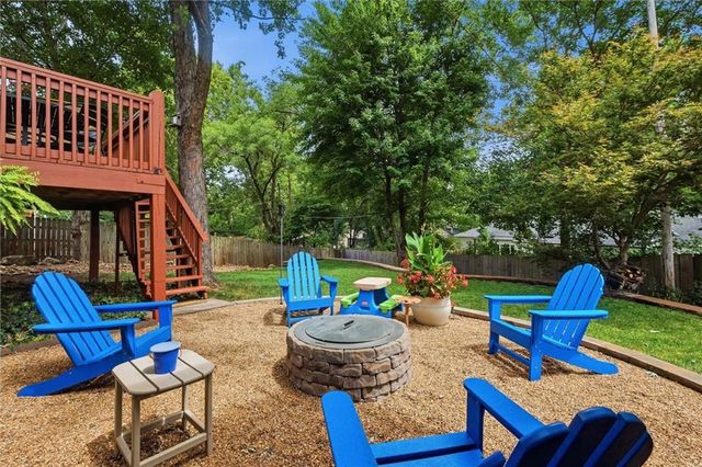 8025 Maple Street, Prairie Village, KS 66208