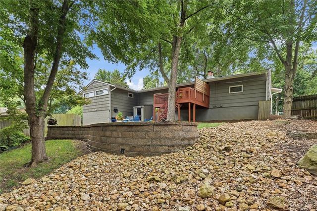 8025 Maple Street, Prairie Village, KS 66208