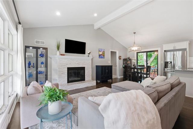 8025 Maple Street, Prairie Village, KS 66208