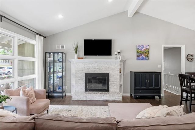 8025 Maple Street, Prairie Village, KS 66208