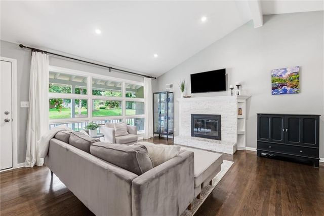 8025 Maple Street, Prairie Village, KS 66208