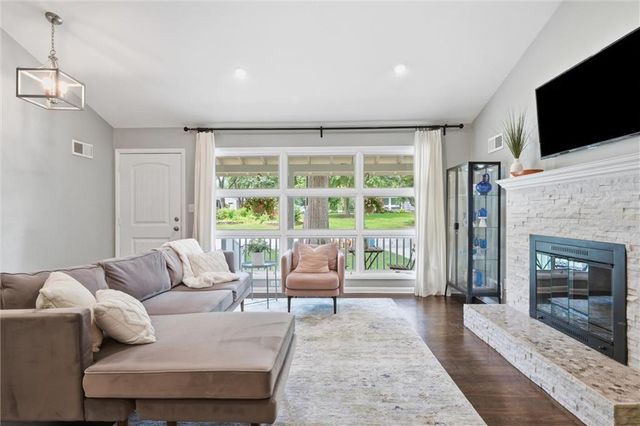 8025 Maple Street, Prairie Village, KS 66208