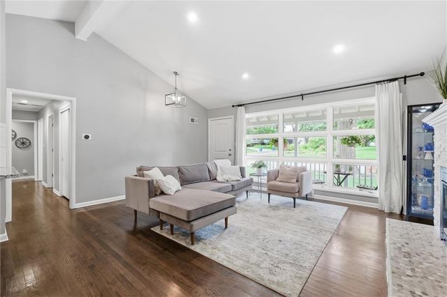 8025 Maple Street, Prairie Village, KS 66208