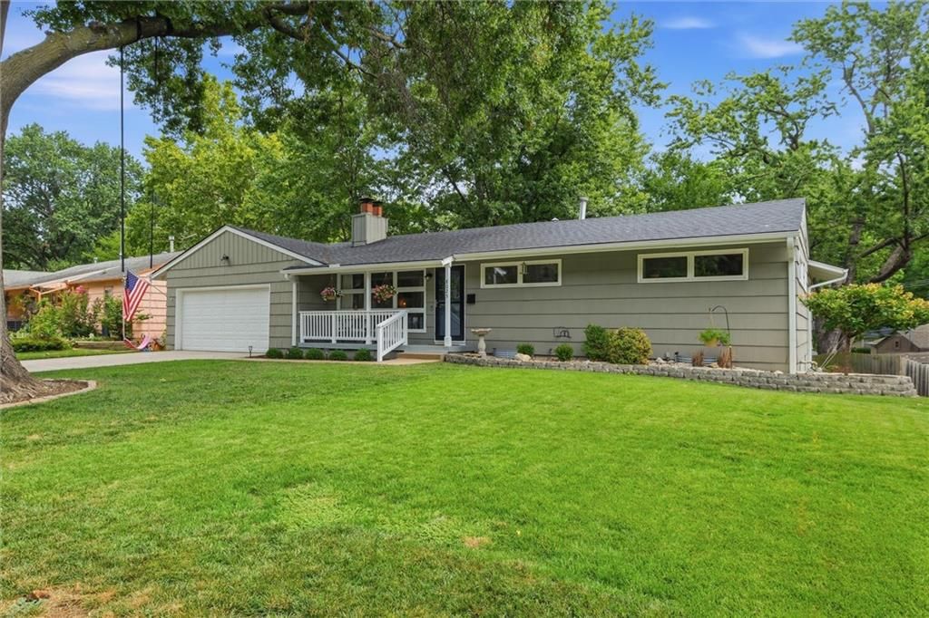 8025 Maple Street, Prairie Village, KS 66208