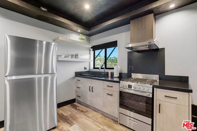 8401 WYNDHAM Road, Los Angeles, CA 90046