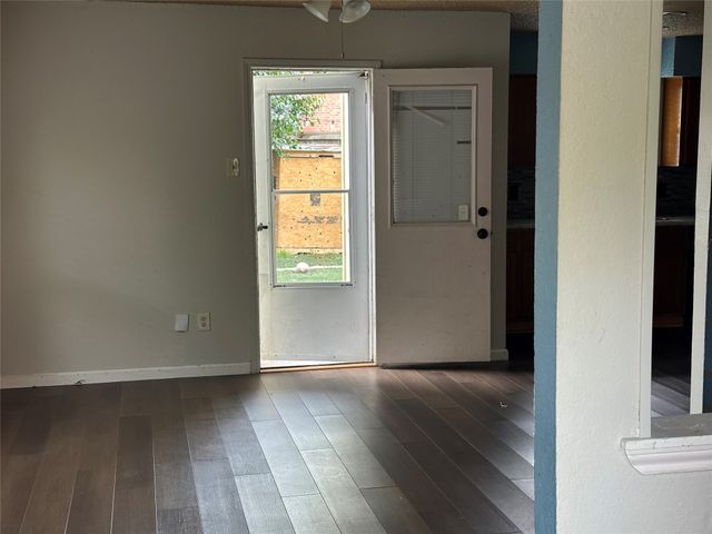 312 Victoria, Grand Prairie, TX 75052