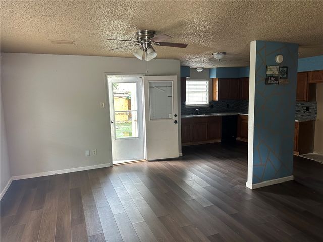 312 Victoria, Grand Prairie, TX 75052