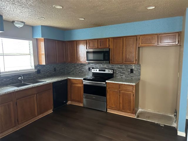 312 Victoria, Grand Prairie, TX 75052