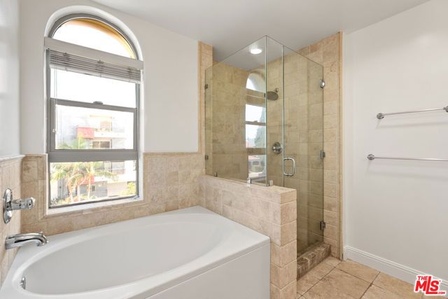 5037 Rosewood Avenue 301, Los Angeles, CA 90004