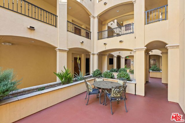 5037 Rosewood Avenue 301, Los Angeles, CA 90004