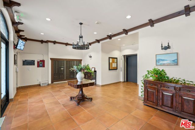 5037 Rosewood Avenue 301, Los Angeles, CA 90004