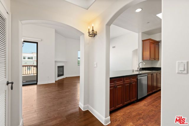 5037 Rosewood Avenue 301, Los Angeles, CA 90004