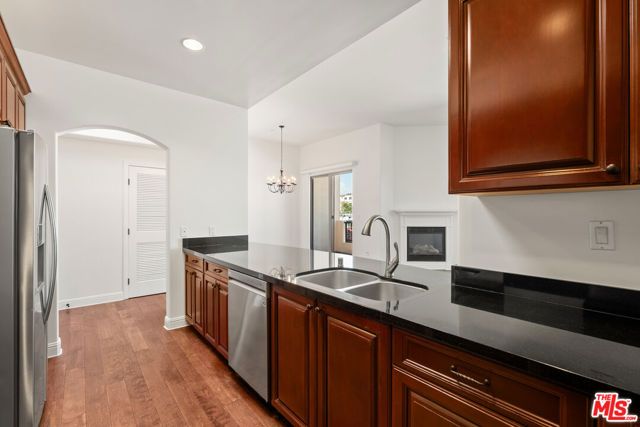 5037 Rosewood Avenue 301, Los Angeles, CA 90004