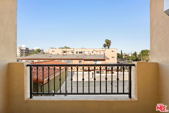 5037 Rosewood Avenue 301, Los Angeles, CA 90004