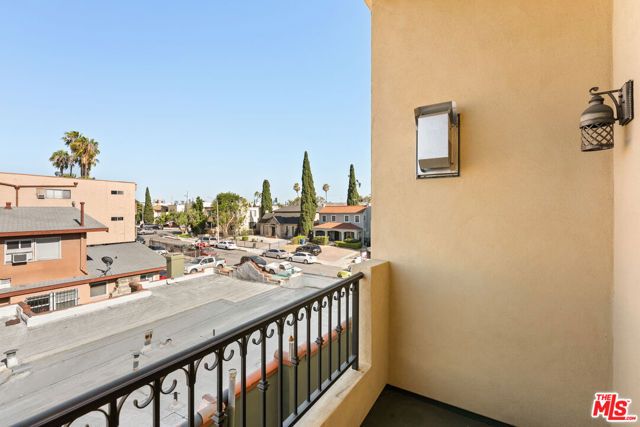 5037 Rosewood Avenue 301, Los Angeles, CA 90004