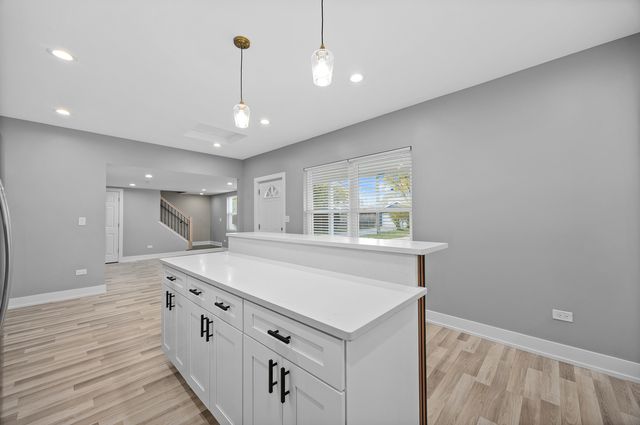 209 N Hunter Street, Thornton, IL 60476