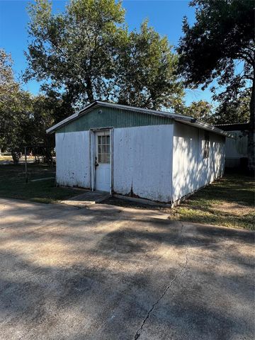 615 N Fourth St, Ganado, TX 77962