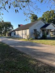 615 N Fourth St, Ganado, TX 77962