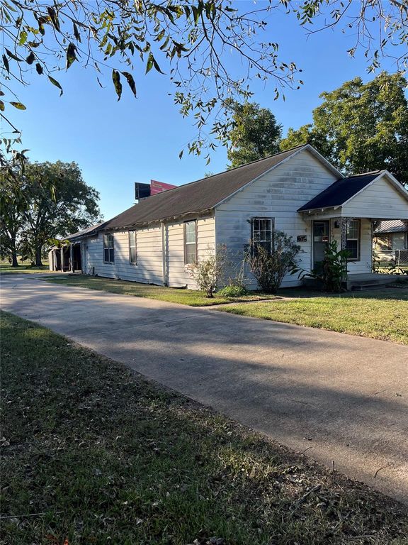 615 N Fourth St, Ganado, TX 77962