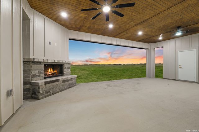 116 Pioneer Dr, La Vernia, TX 78121