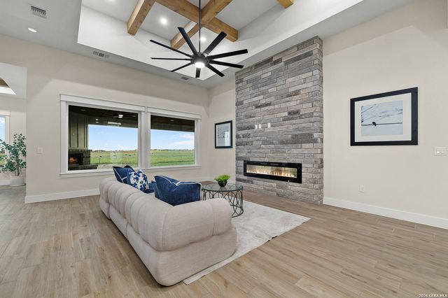 116 Pioneer Dr, La Vernia, TX 78121