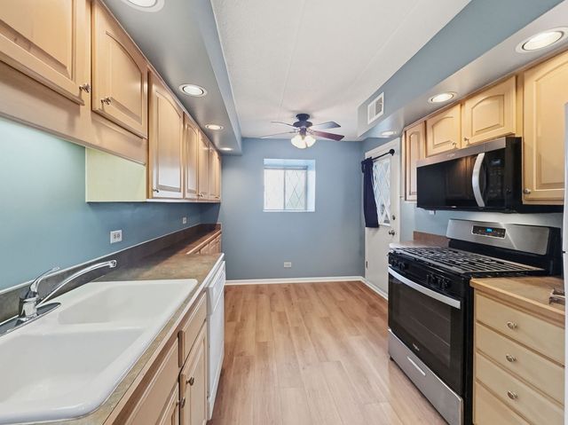 13616 Royal Court 207, Crestwood, IL 60418