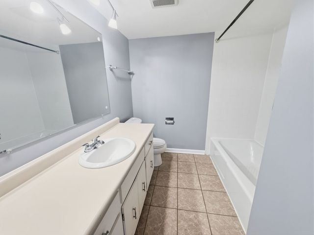 13616 Royal Court 207, Crestwood, IL 60418