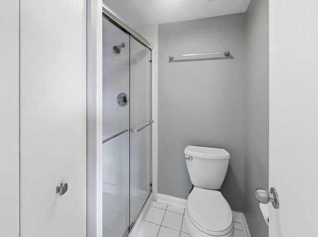 13616 Royal Court 207, Crestwood, IL 60418