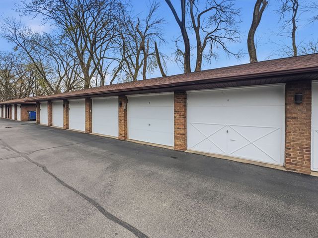 13616 Royal Court 207, Crestwood, IL 60418