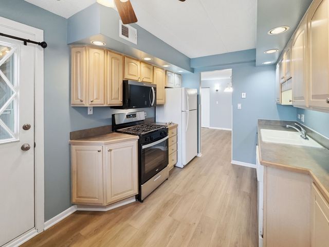 13616 Royal Court 207, Crestwood, IL 60418