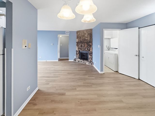 13616 Royal Court 207, Crestwood, IL 60418