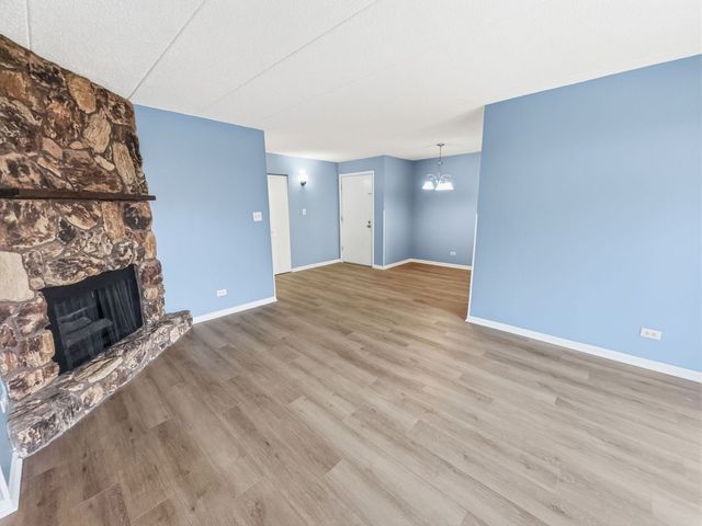 13616 Royal Court 207, Crestwood, IL 60418