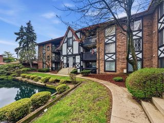 13616 Royal Court 207, Crestwood, IL 60418