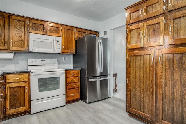 1002 NE Cedar Street, Lee's Summit, MO 64086